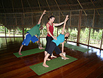 Pratique de yoga matinale dans la superbe salle de yoga