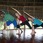 Practicando Parsvakonasana, una postura de yoga
